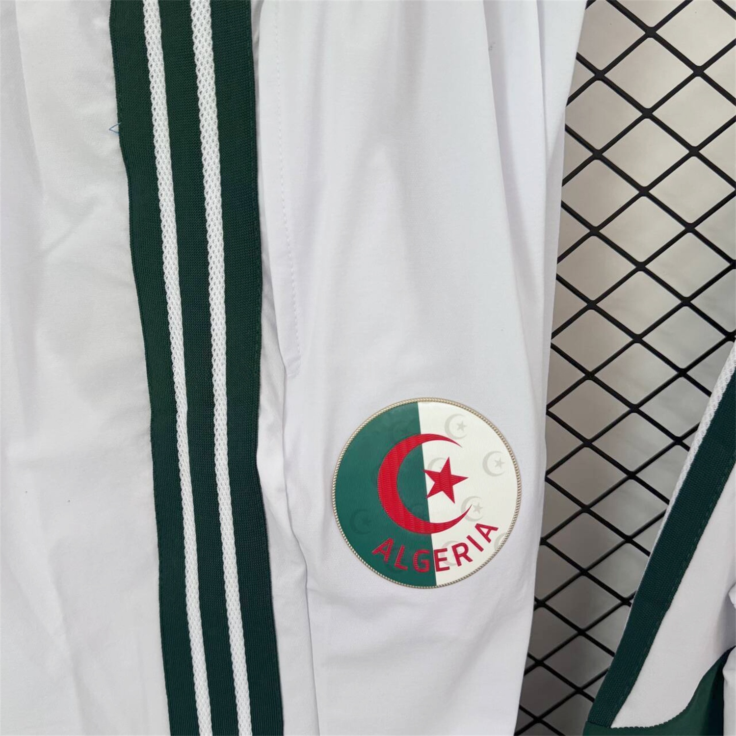 Algeria 25-26 Windbreaker Training Set - White With Black Top and Pants - UnitedFutballJersey