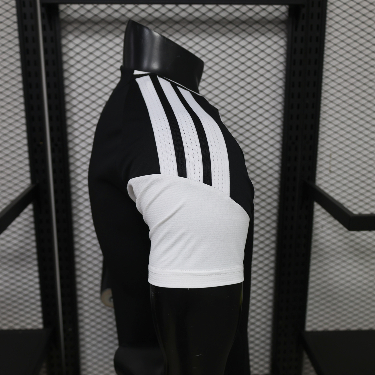 Liver.pool 26-27 White Sleeves Black Training Jersey - Player Version - UnitedFutballJersey