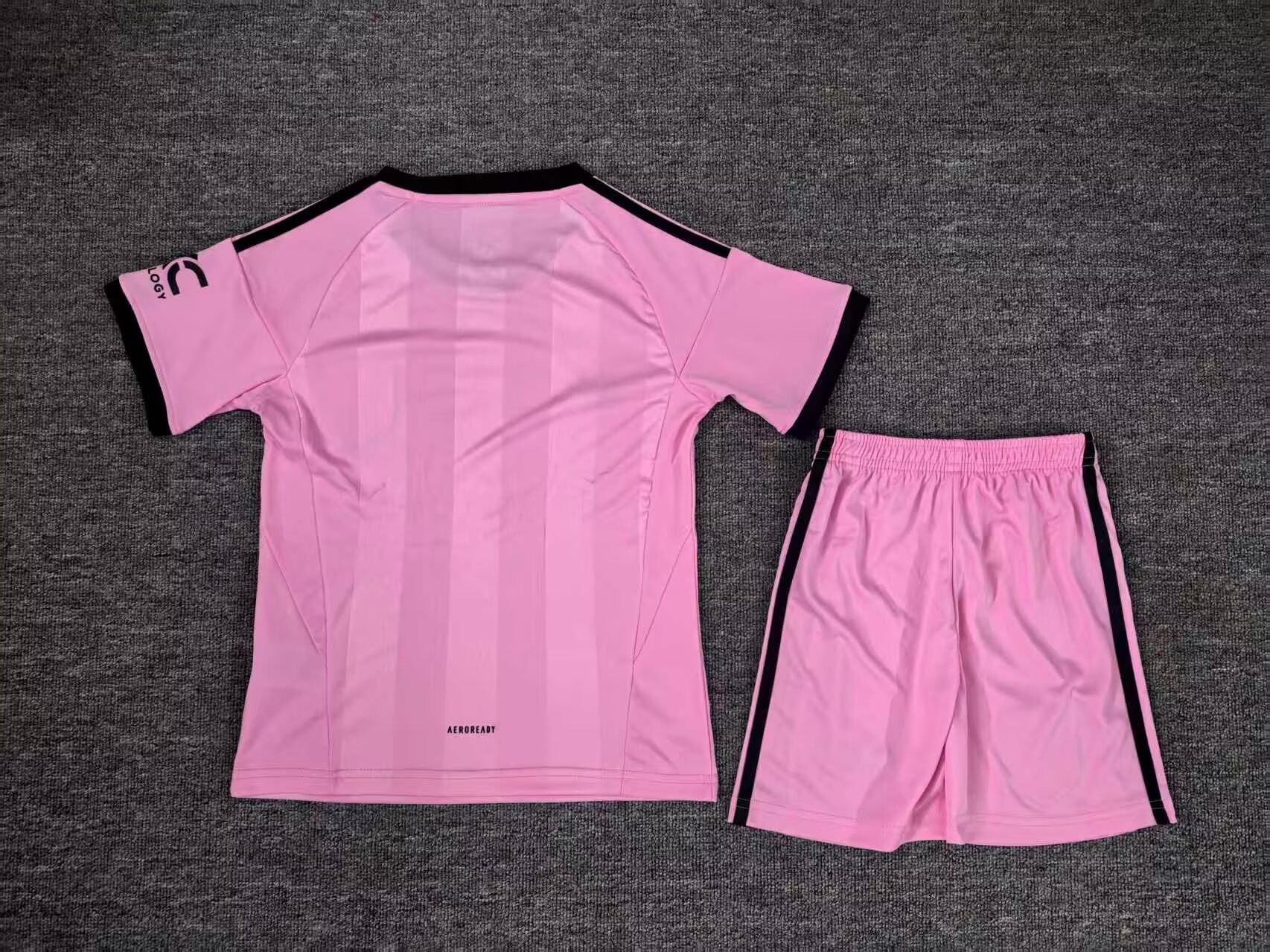 2025/2026 Manchester United Goalie Pink Football Jersey 1:1 Thai Quality Kids Size