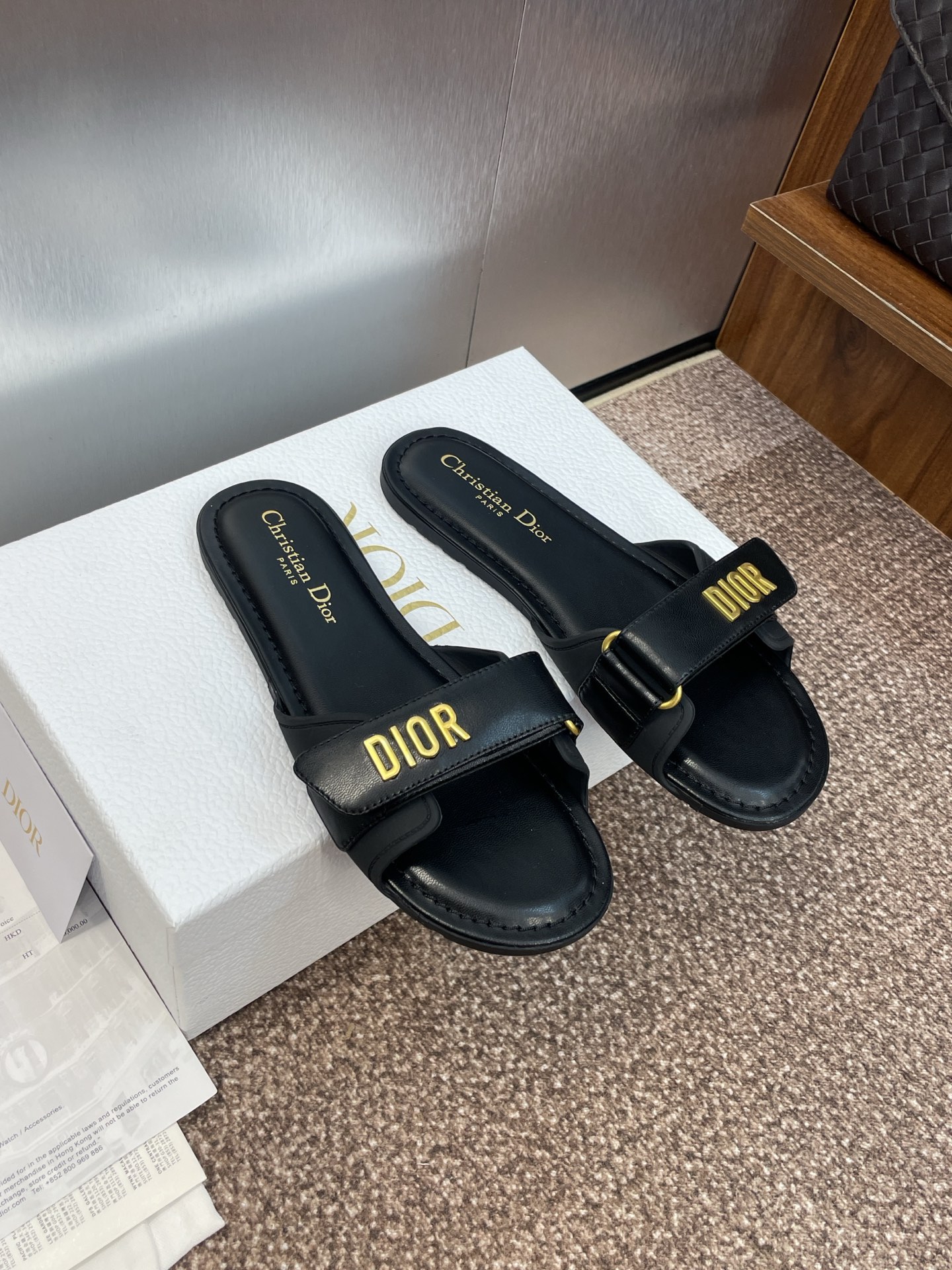 Top-tier version Spring/Summer new arrival: D-Act beach slides—classic flat-soled slides featuring a signature metal buckle and a casual Velcro strap