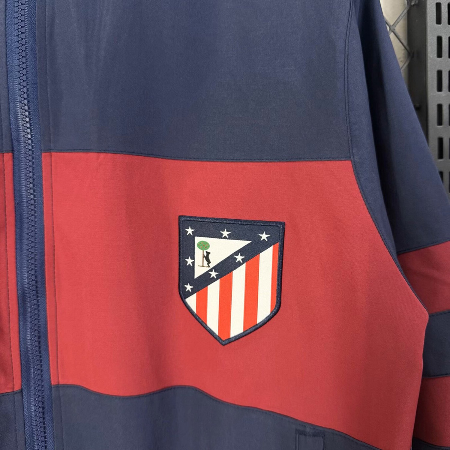 Atletico Madrid 26-27 Retro Style Windbreaker Jacket - Navy Blue And Red - UnitedFutballJersey