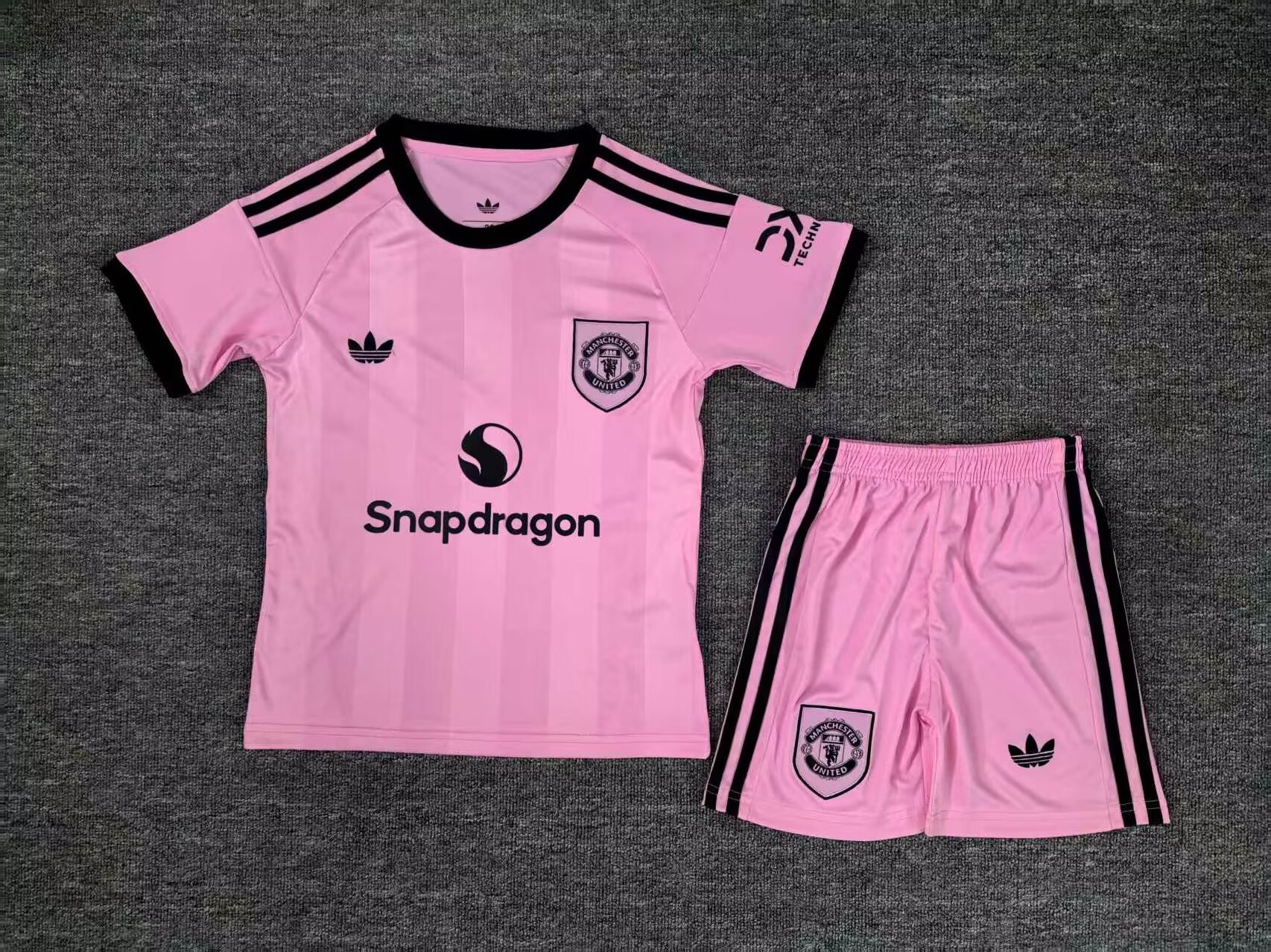 2025/2026 Manchester United Goalie Pink Football Jersey 1:1 Thai Quality Kids Size