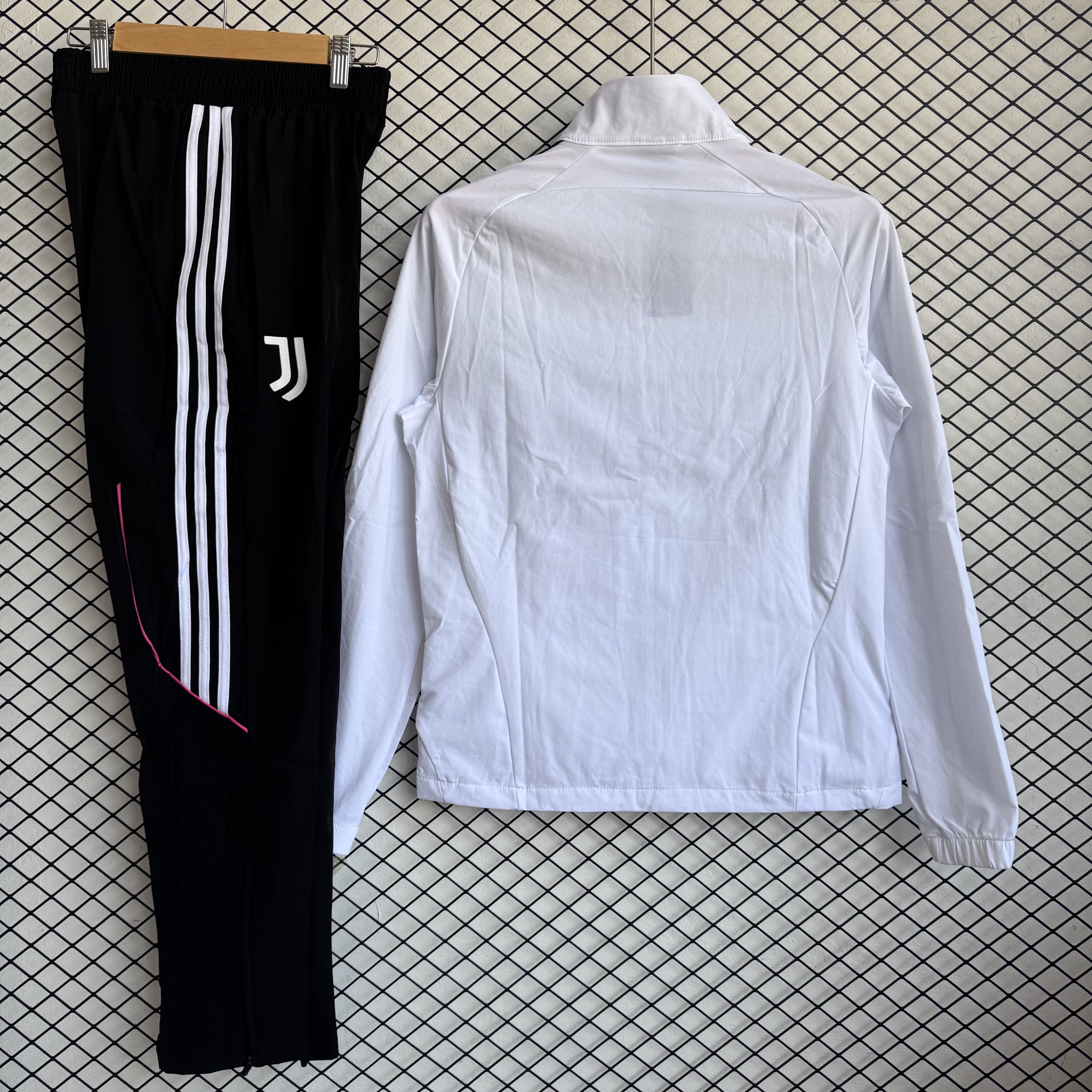 Juventus 25-26 Windbreaker Training Set - White Top and Black Pants - UnitedFutballJersey
