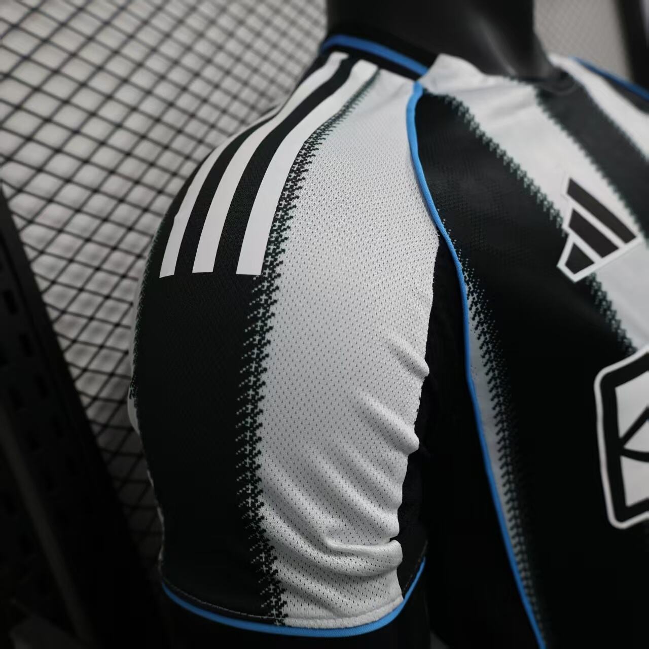 2025/2026 Player Version Newcastle United Home Football Jersey 1:1 Thai Quality