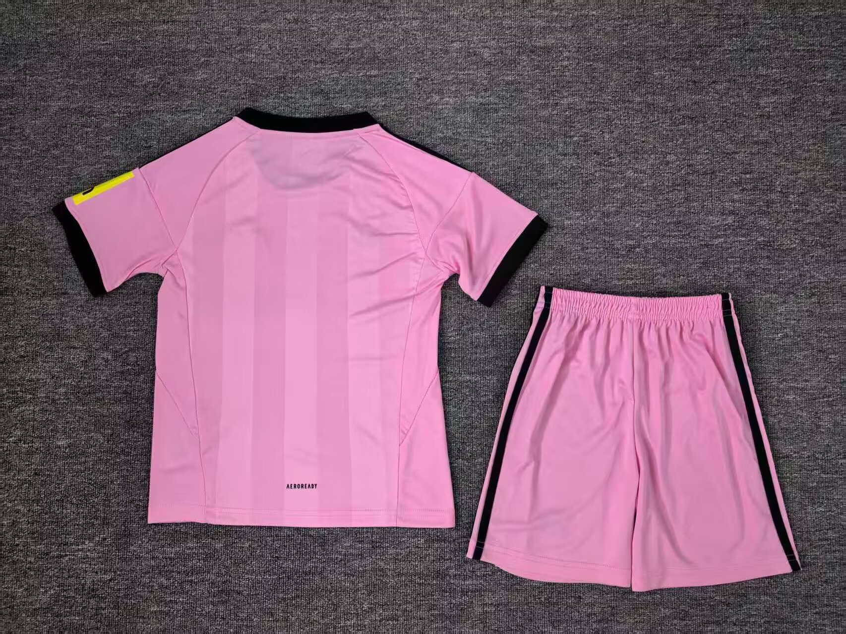 2025/2026 Newcastle United Goalie Pink Football Jersey 1:1 Thai Quality Kids Size