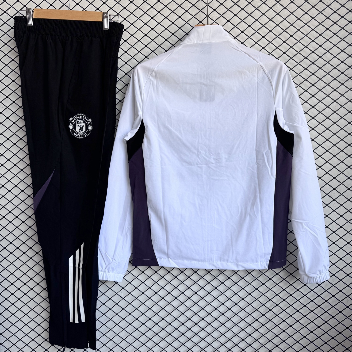 Manchester United 25-26 Windbreaker Training Set - White Top and Black Pants - UnitedFutballJersey