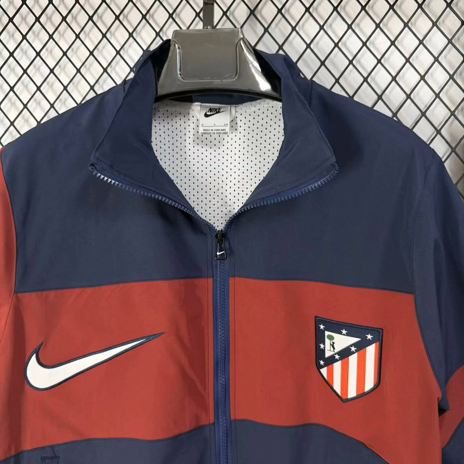 Atletico Madrid 26-27 Retro Style Windbreaker Jacket - Navy Blue And Red - UnitedFutballJersey