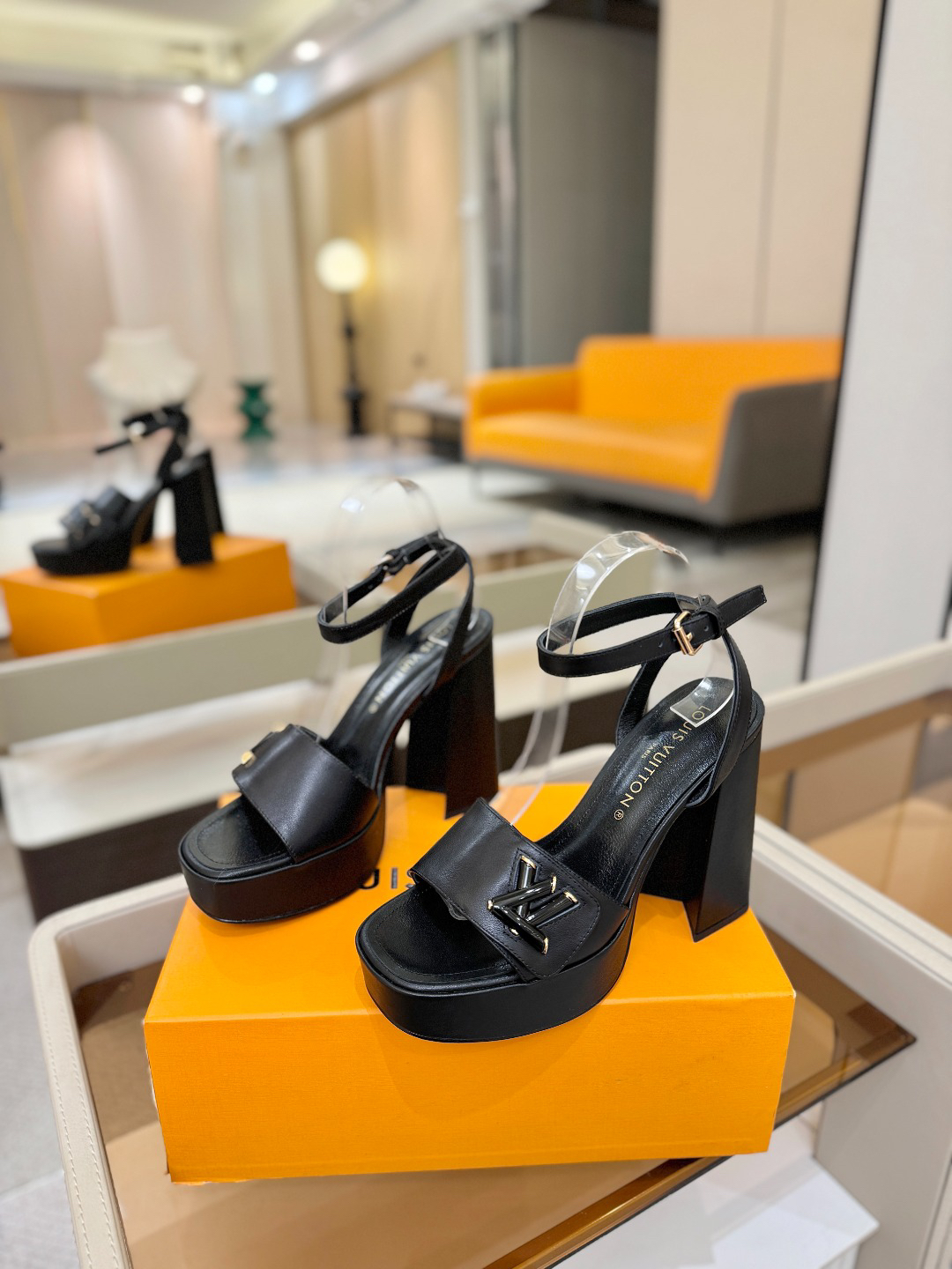 Elegant black platform high heels for women – adjustable ankle strap, open-toe design.