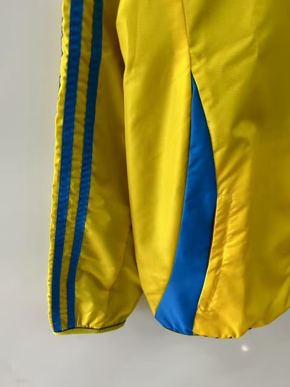 2025/2026 Barcelona Reversible Windbreaker Yellow and blue Soccer Jersey 1:1 Thai Quality