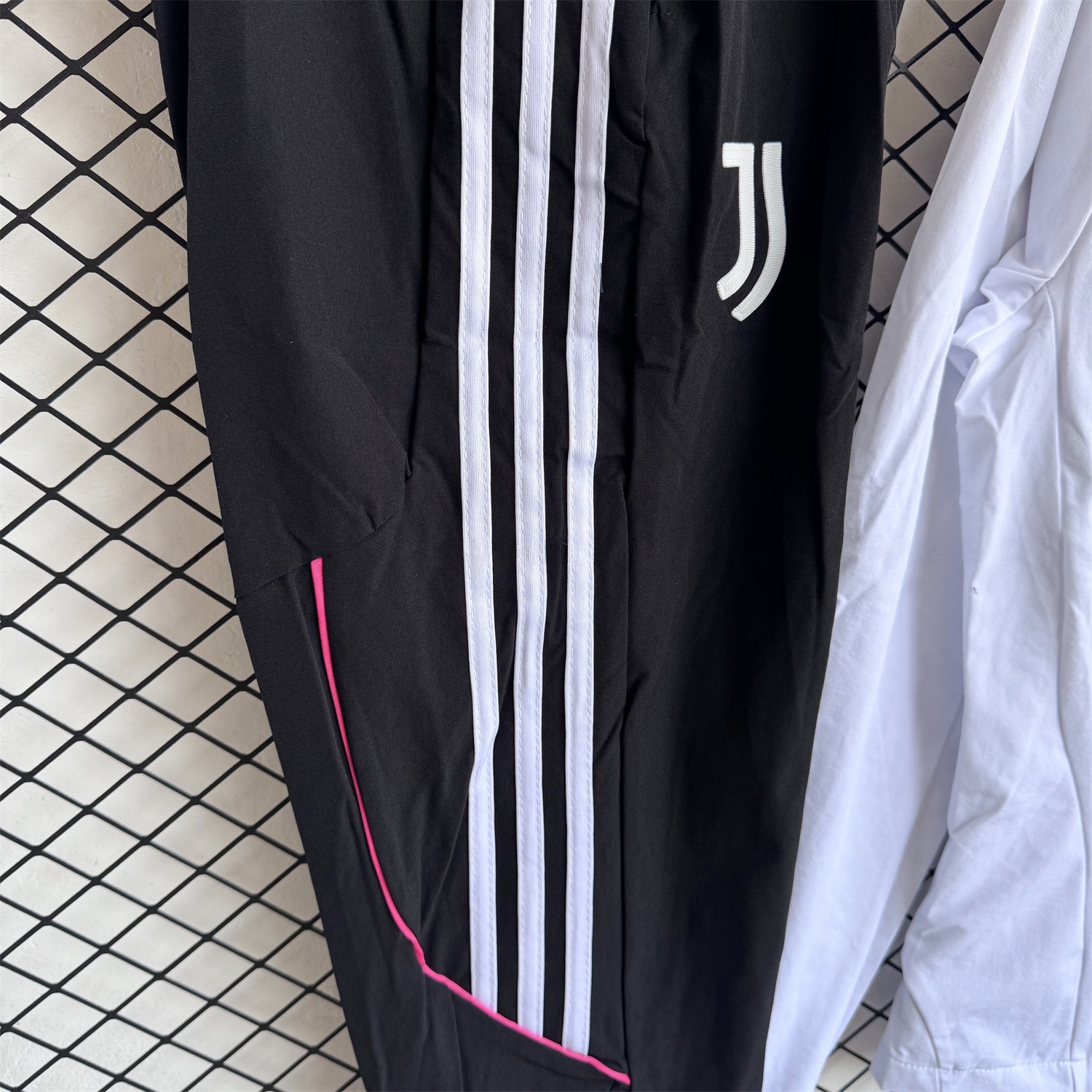 Juventus 25-26 Windbreaker Training Set - White Top and Black Pants - UnitedFutballJersey