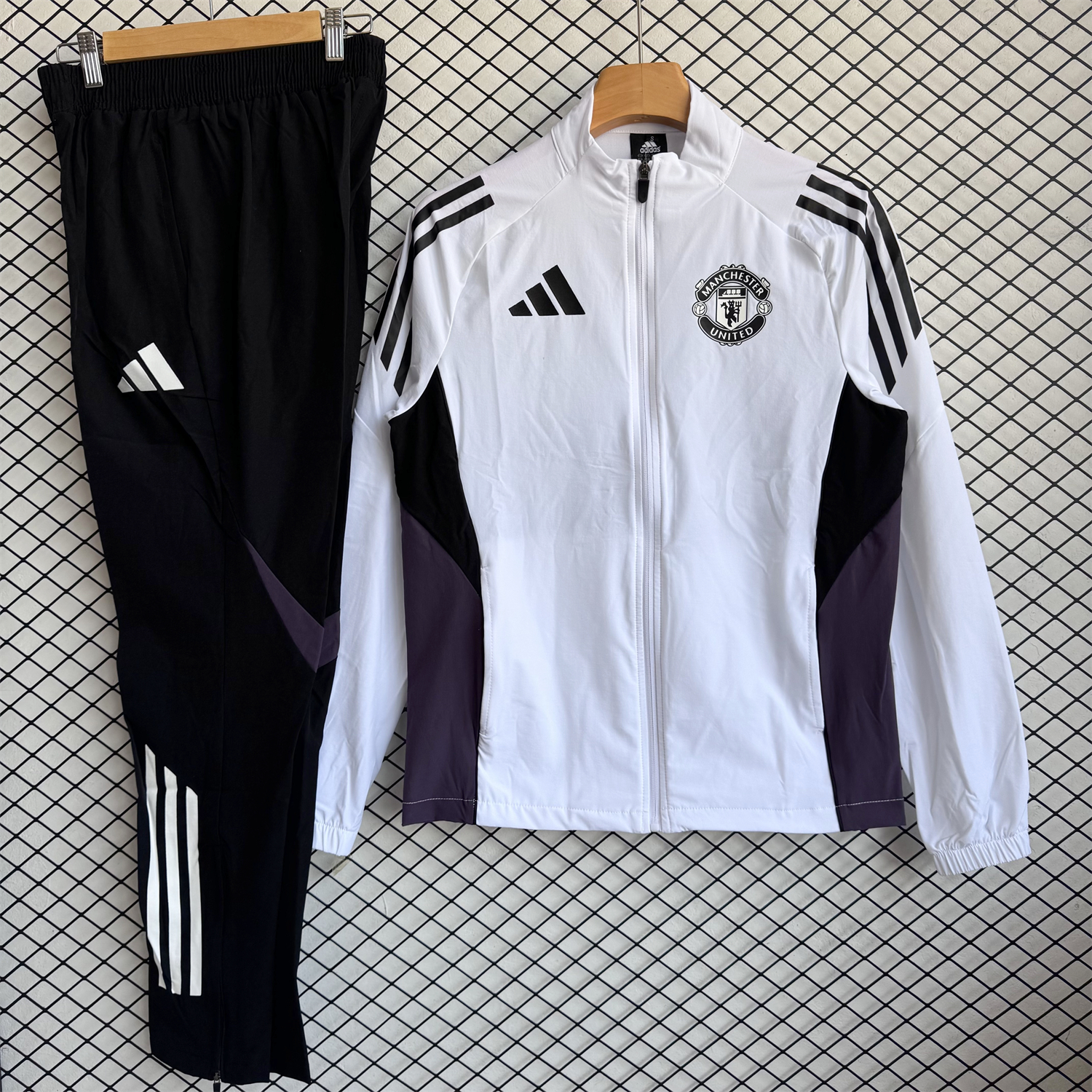 Manchester United 25-26 Windbreaker Training Set - White Top and Black Pants - UnitedFutballJersey