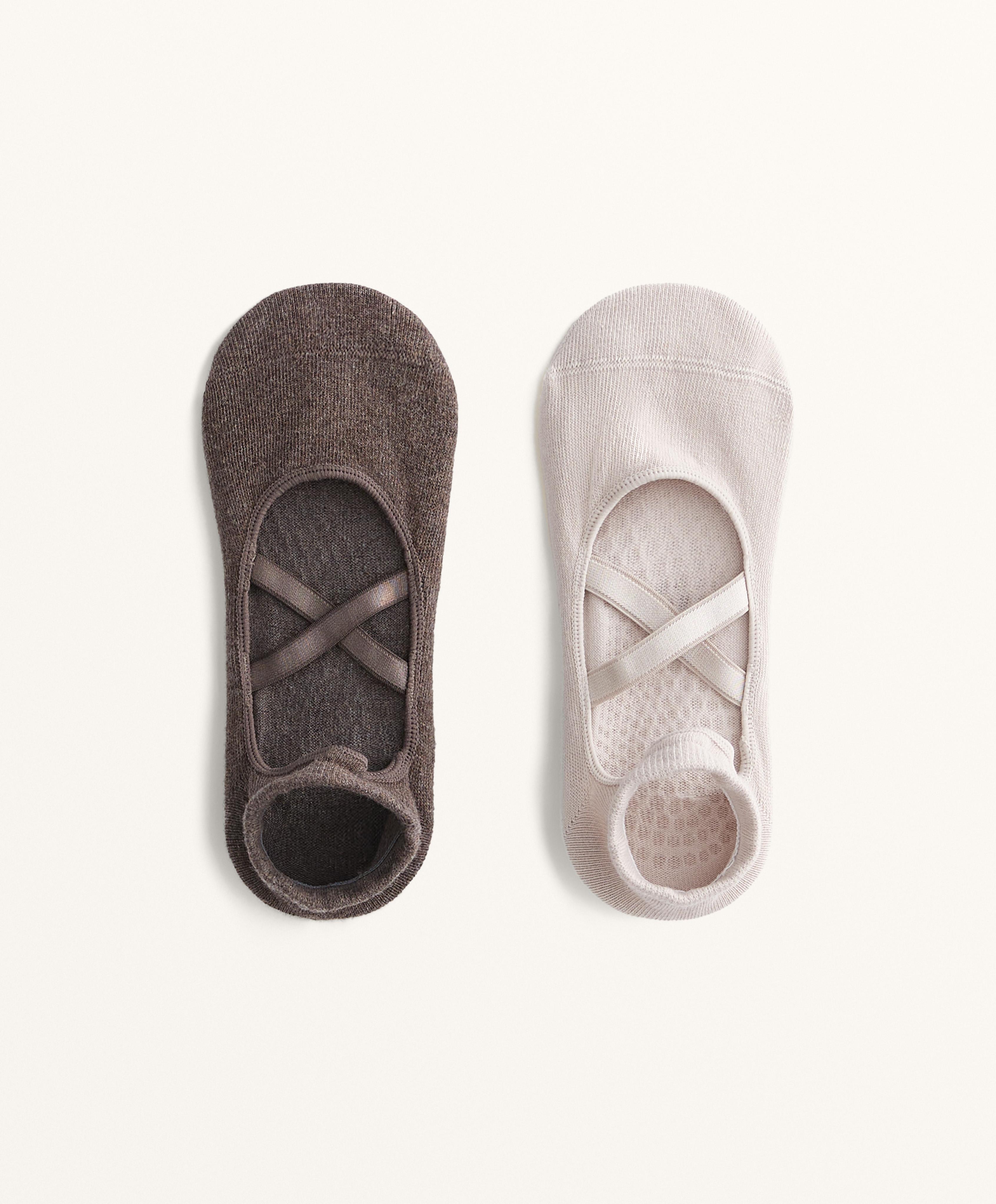 2 pairs of cotton-blend yoga and Pilates socks with crossover straps