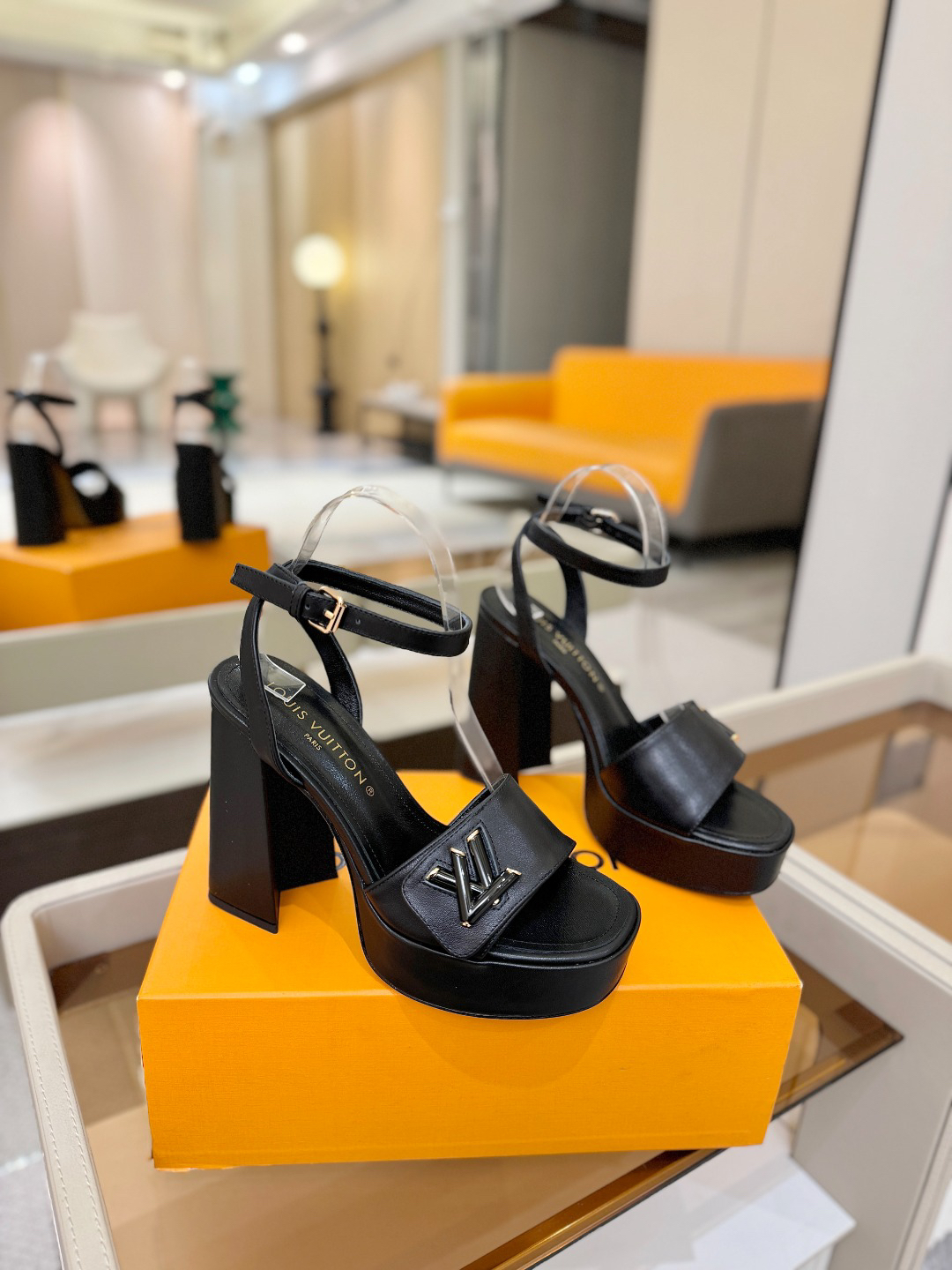 Elegant black platform high heels for women – adjustable ankle strap, open-toe design.