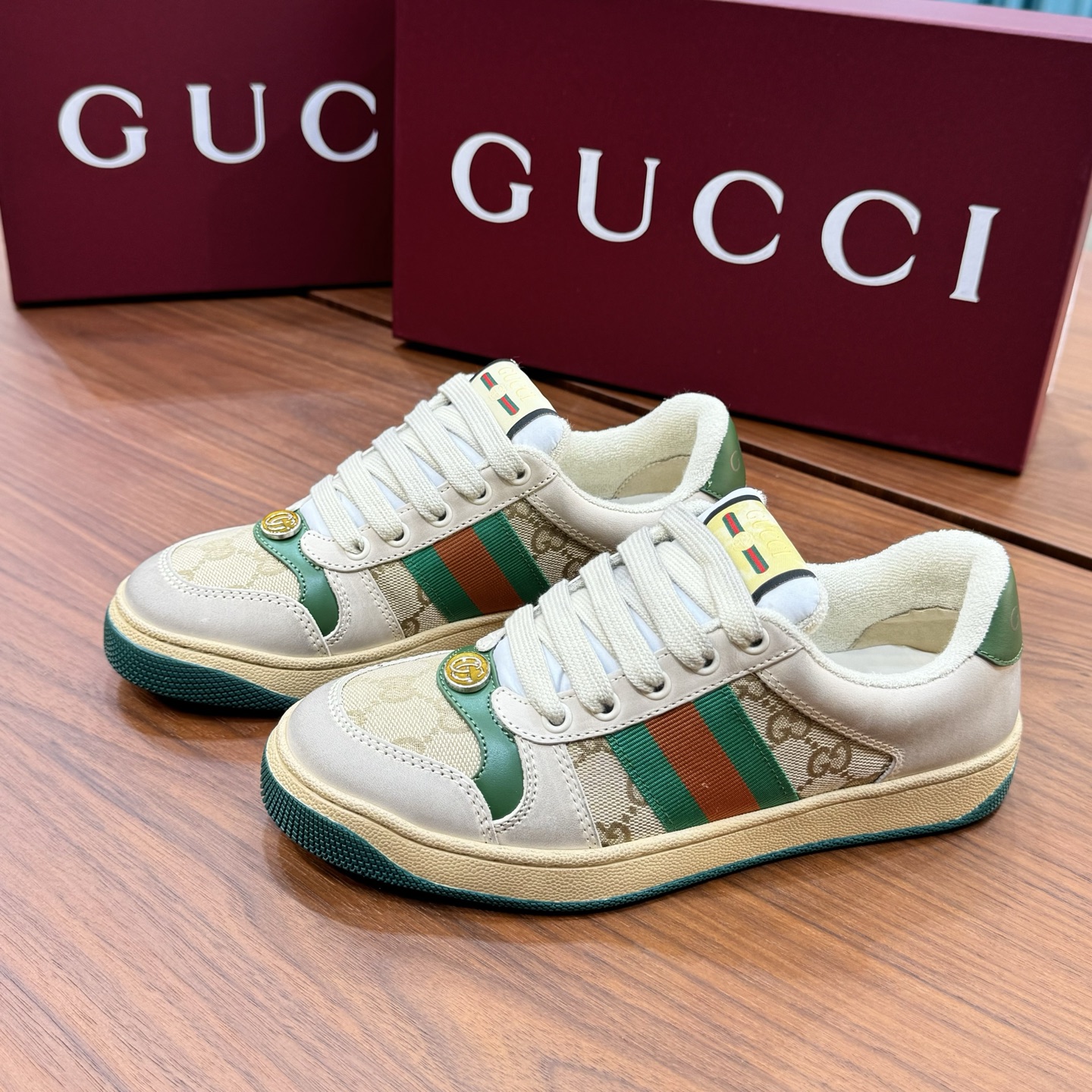 Gucci matching casual shoes.