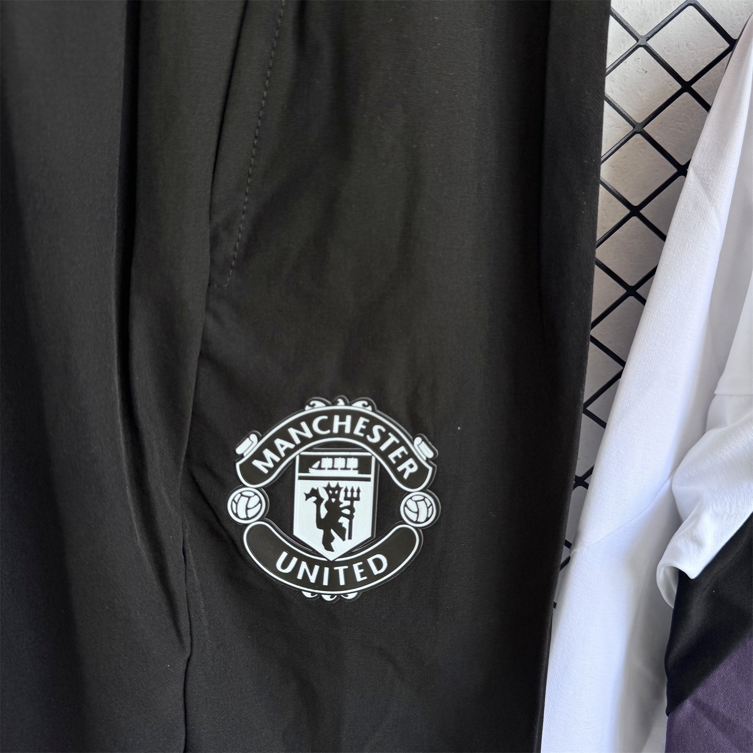 Manchester United 25-26 Windbreaker Training Set - White Top and Black Pants - UnitedFutballJersey
