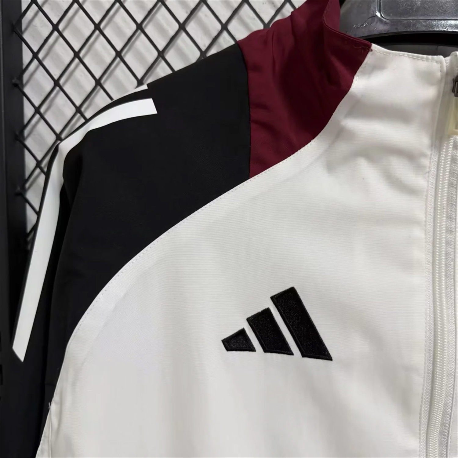 Manchester United 25-26 Training Windbreaker Jacket - White With Black - UnitedFutballJersey