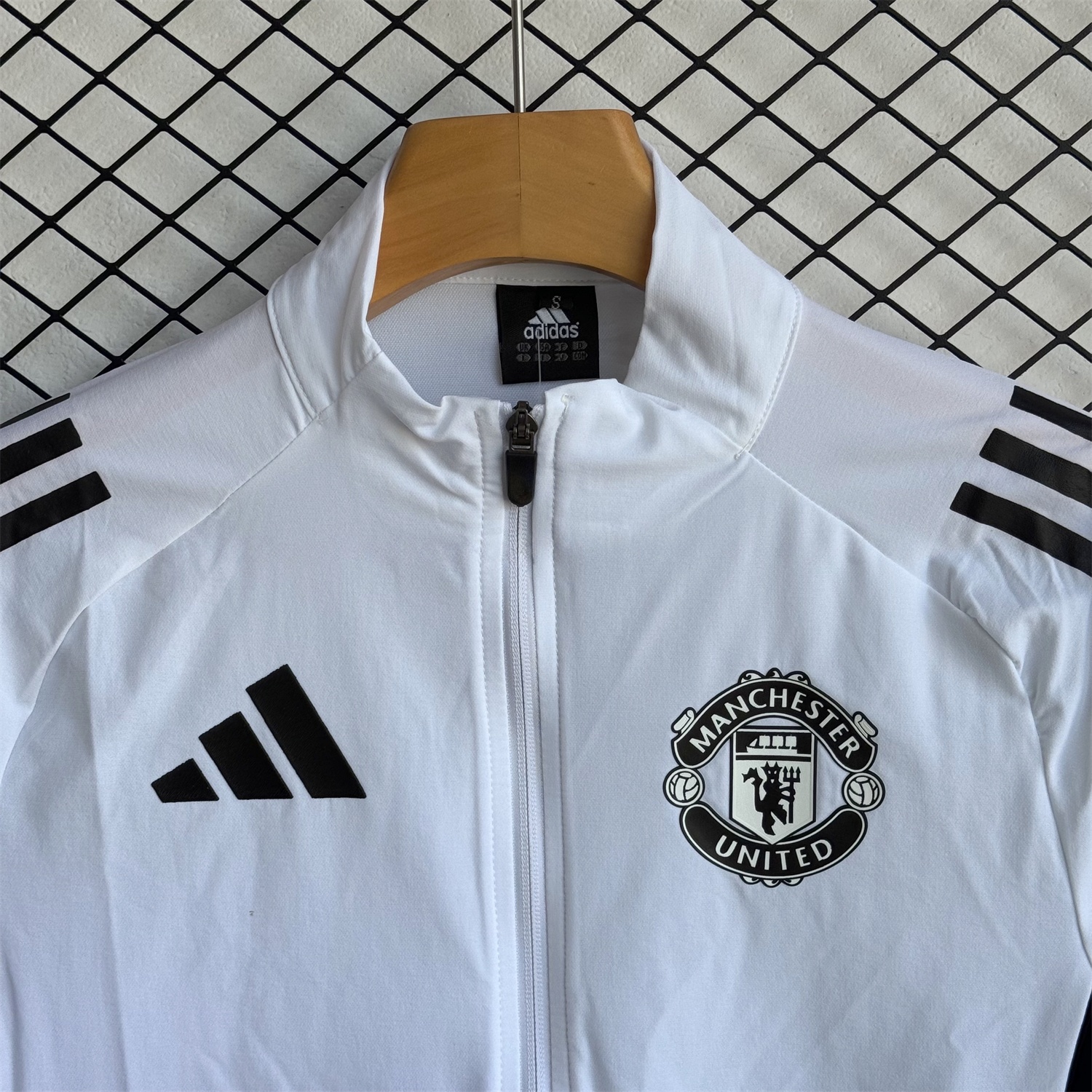 Manchester United 25-26 Windbreaker Training Set - White Top and Black Pants - UnitedFutballJersey