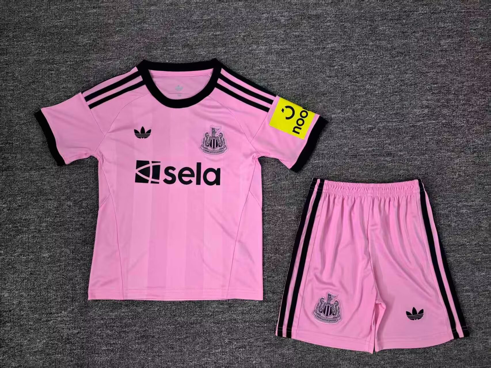 2025/2026 Newcastle United Goalie Pink Football Jersey 1:1 Thai Quality Kids Size