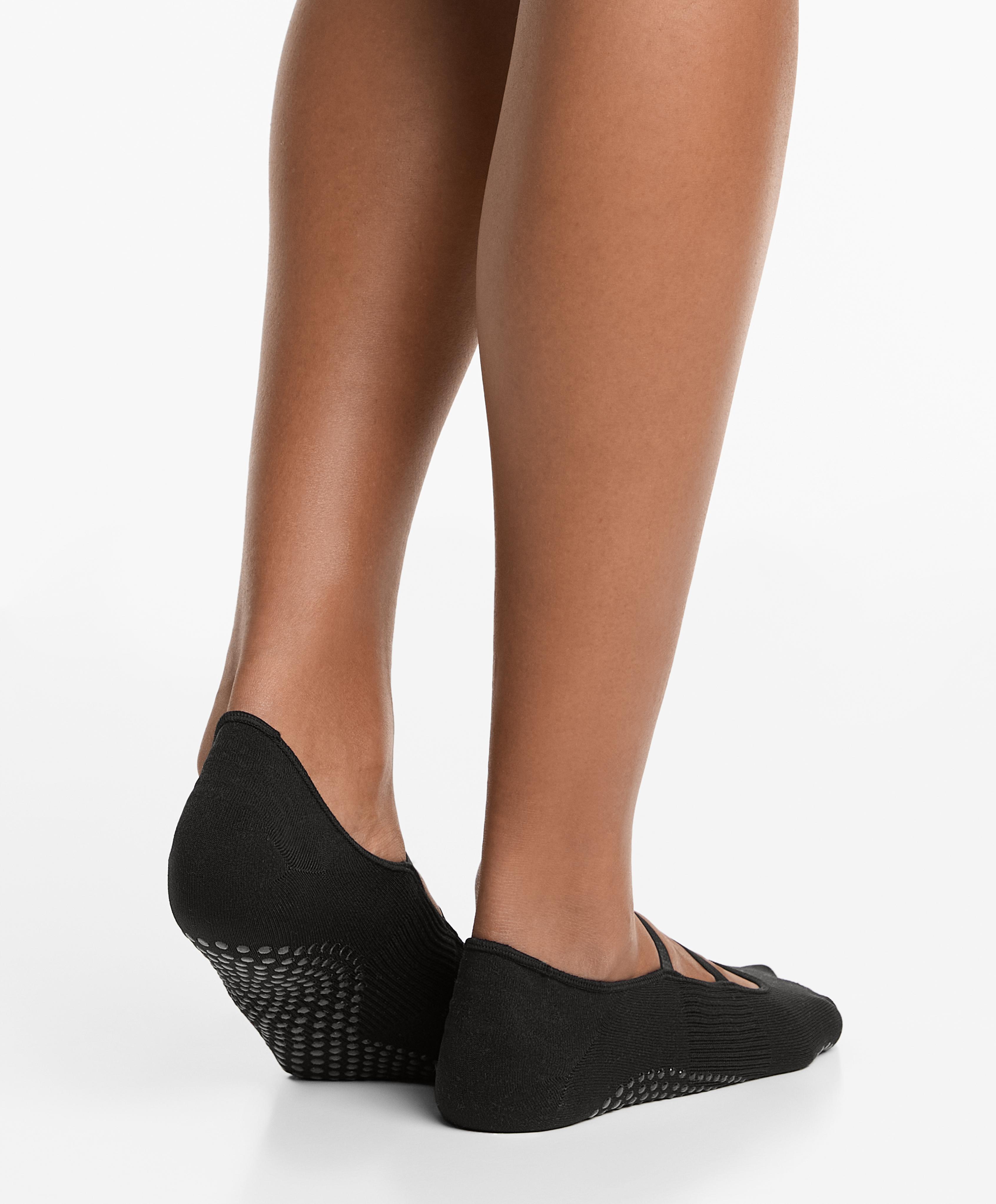 2 pairs of polyamide blend yoga and Pilates socks with parallel straps