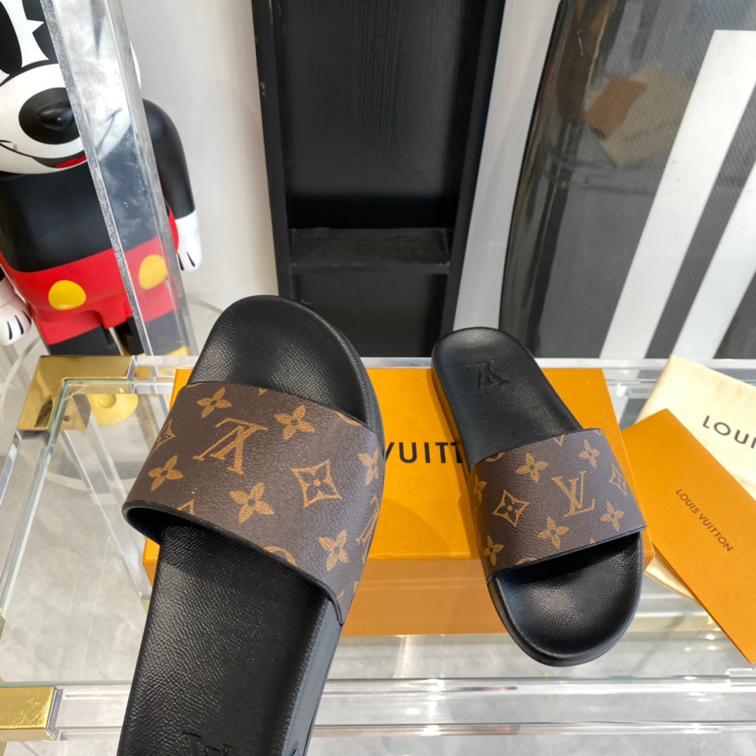 LV Fashionable Classic Versatile Leather Slippers