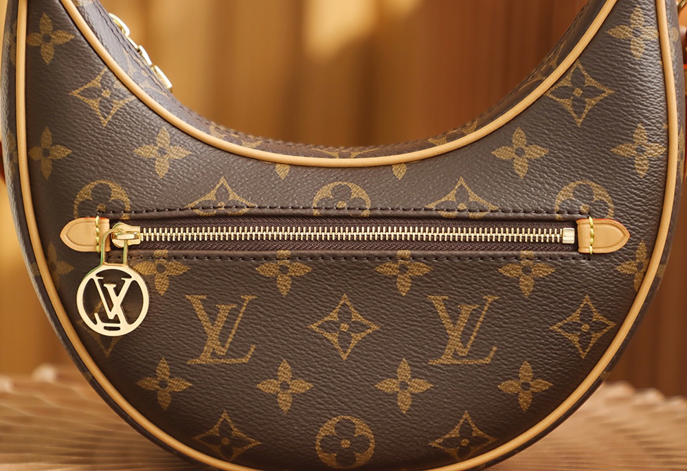 Louis Vuitton Classic Chain Underarm Bag