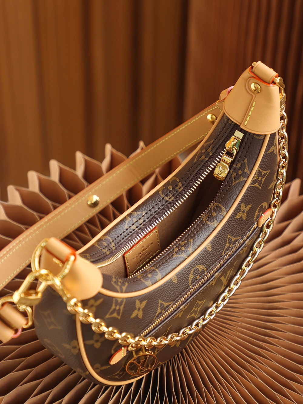 Louis Vuitton Classic Chain Underarm Bag