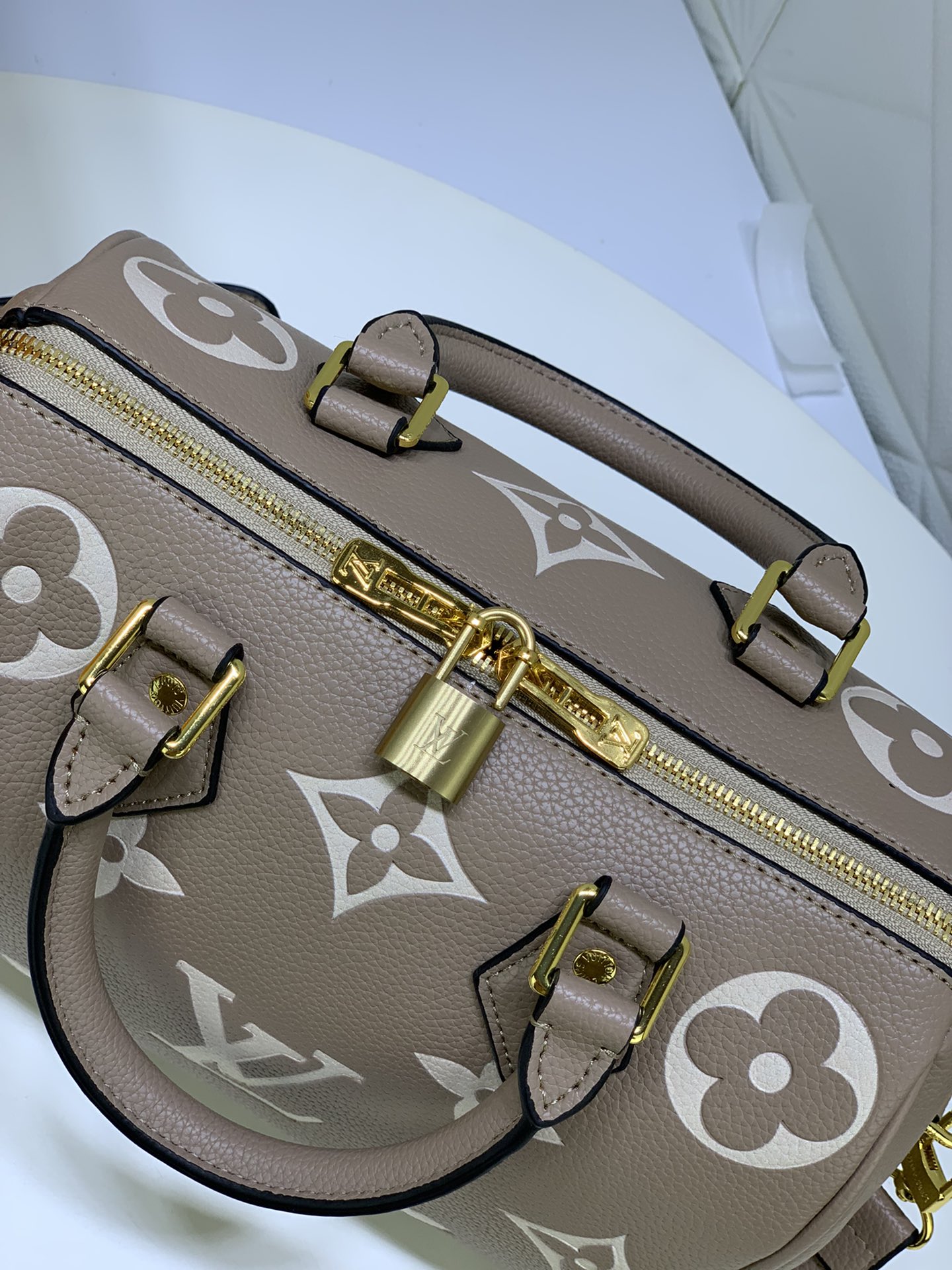 Louis Vuitton Stylish Versatile Leather Crossbody/Shoulder Bag