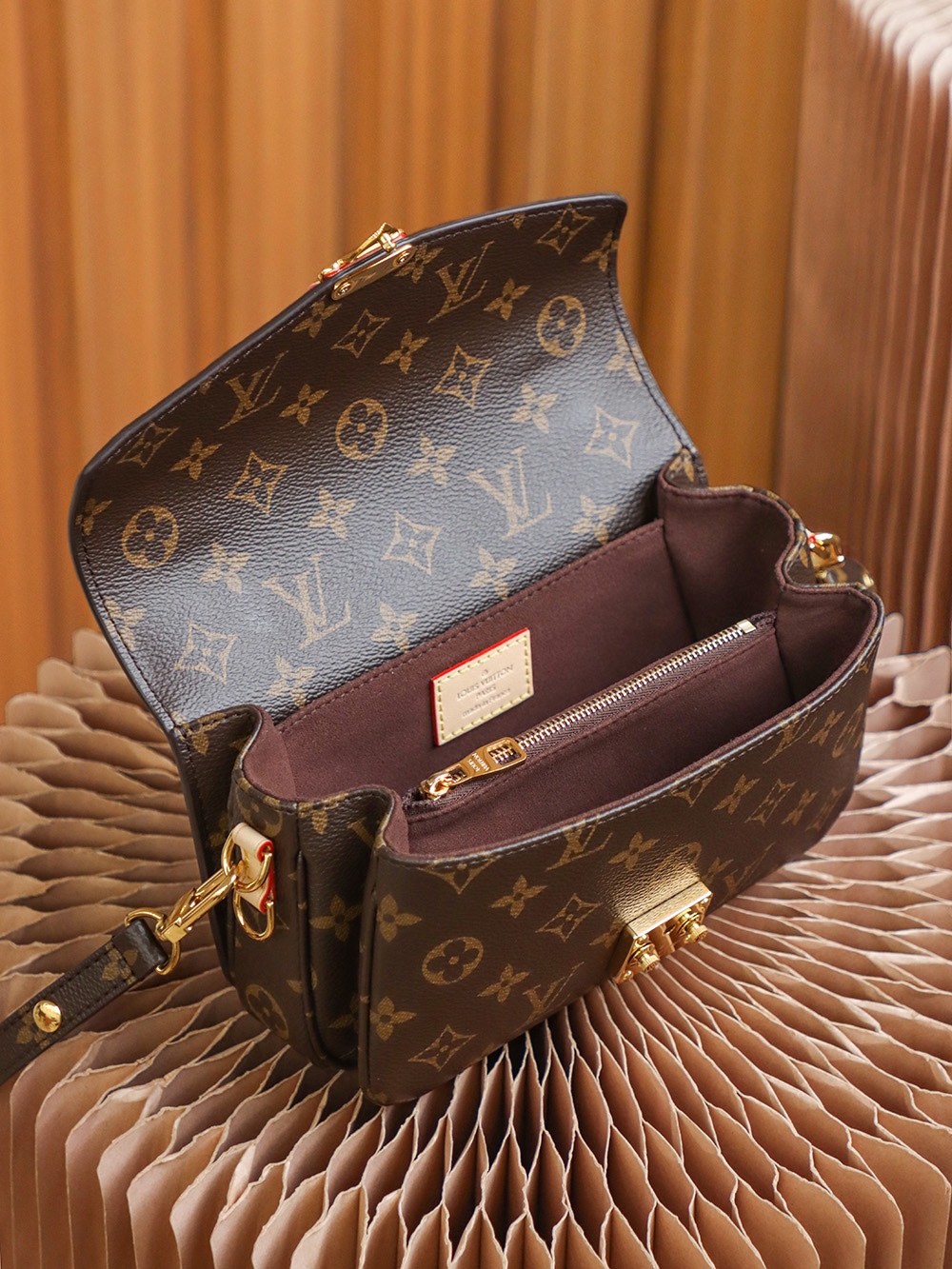 Louis Vuitton Classic Vintage-Inspired Crossbody/Shoulder Bag