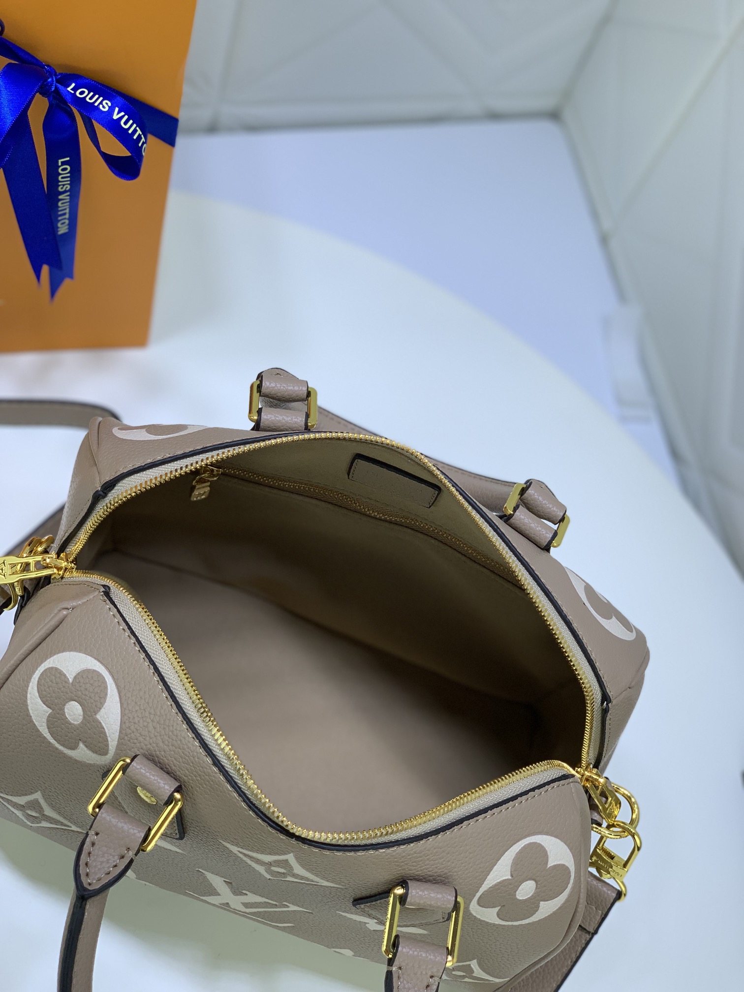 Louis Vuitton Stylish Versatile Leather Crossbody/Shoulder Bag