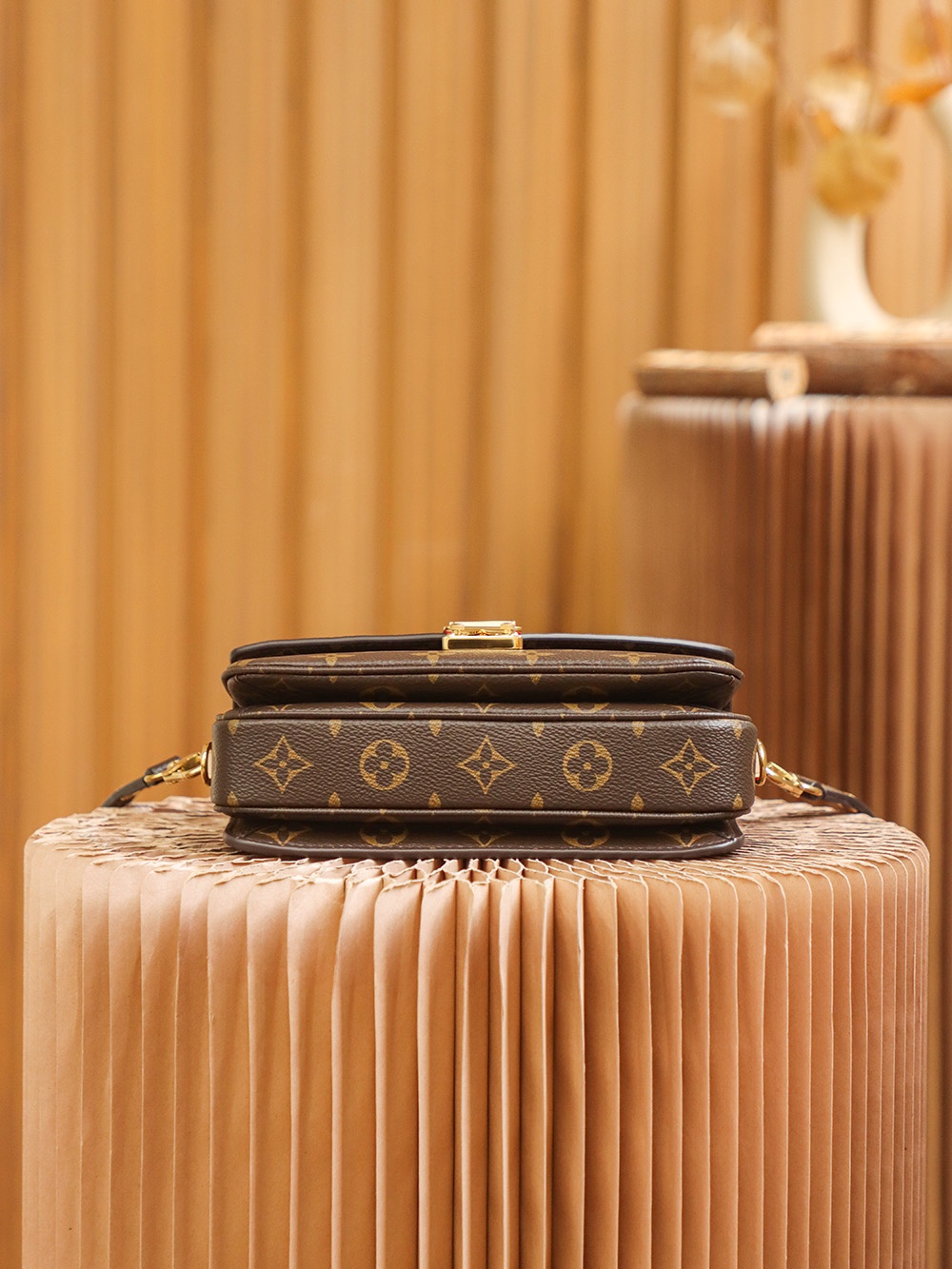 Louis Vuitton Classic Vintage-Inspired Crossbody/Shoulder Bag