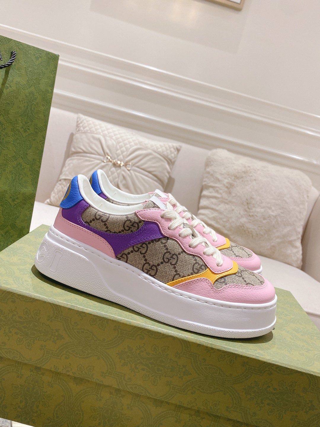 Gucci Vintage-Inspired Leather Sneakers/Flat Shoes