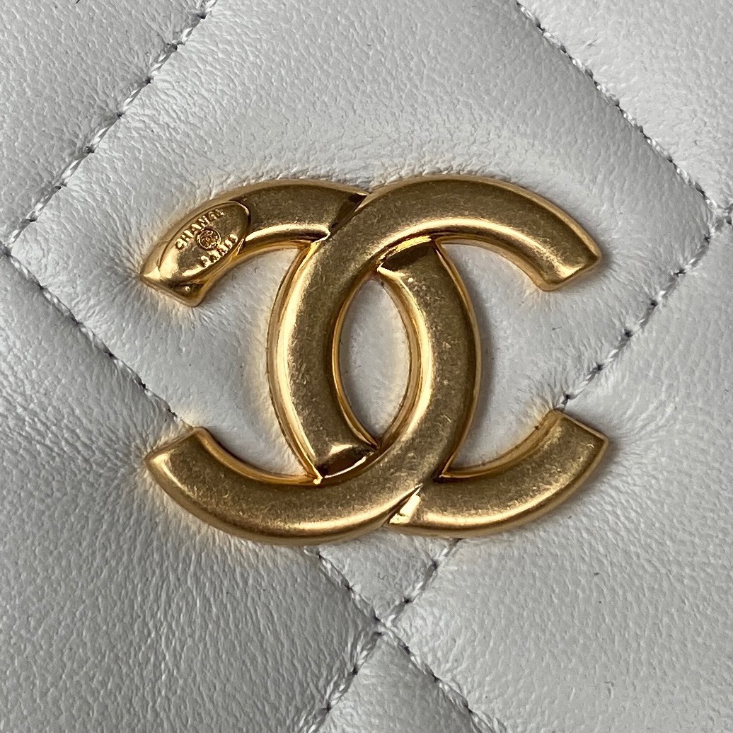 Chanel Elegant Lambskin Handbag