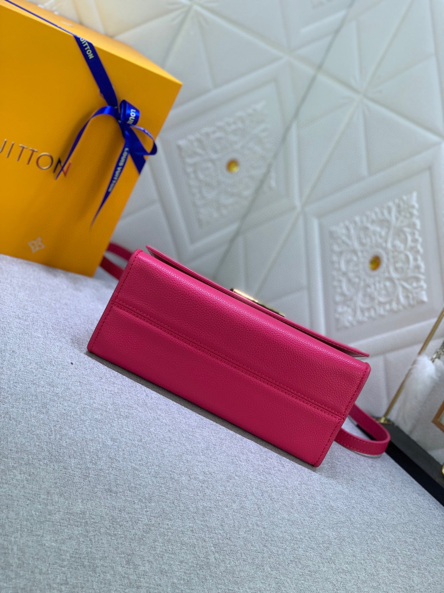 Louis Vuitton Stylish Versatile Leather Crossbody/Shoulder Bag