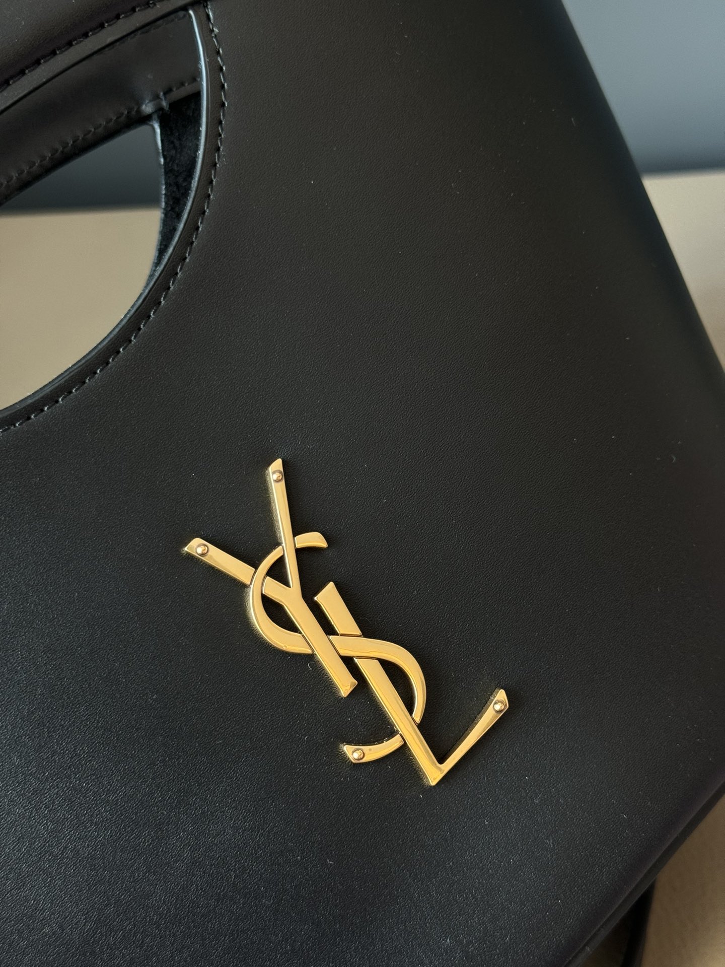 Saint Laurent Refined NEW SHAPE Leather Tote Bag