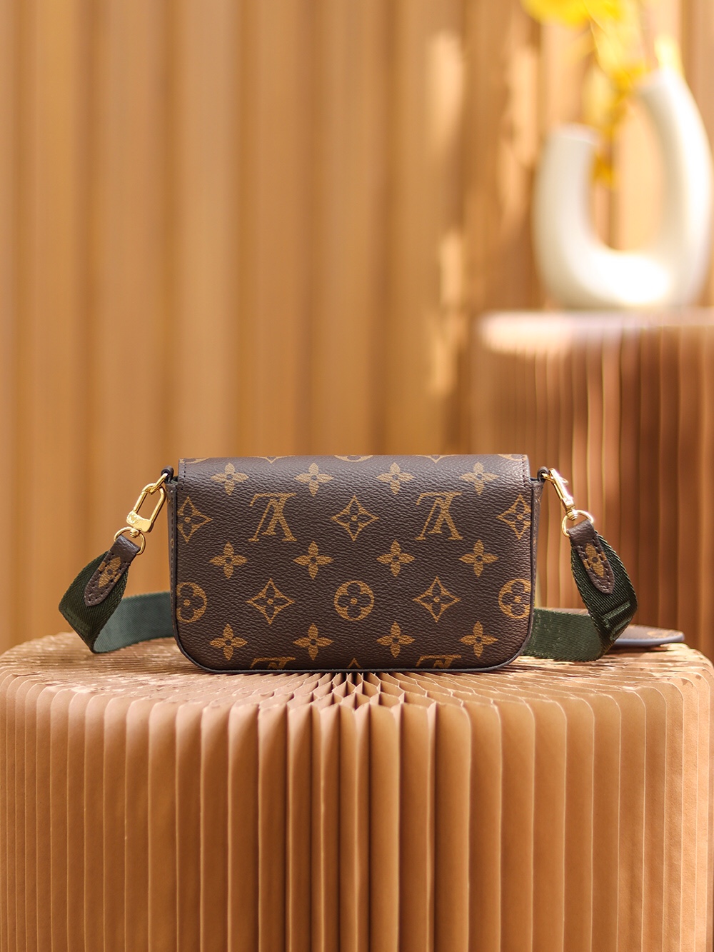 Louis Vuitton Classic Vintage-Inspired Crossbody/Shoulder Bag