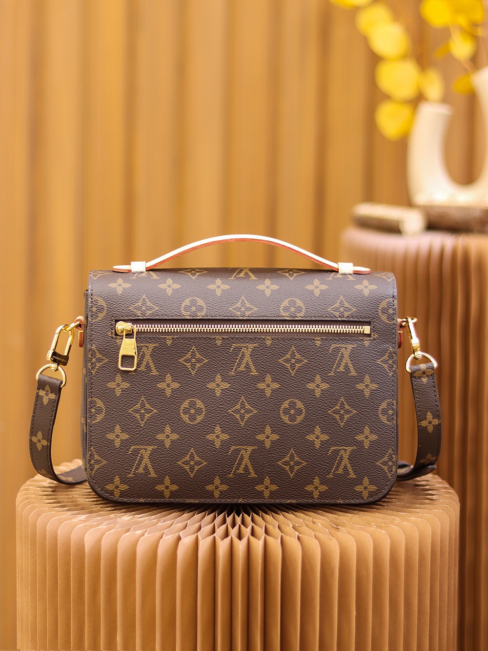 Louis Vuitton Classic Vintage-Inspired Crossbody/Shoulder Bag