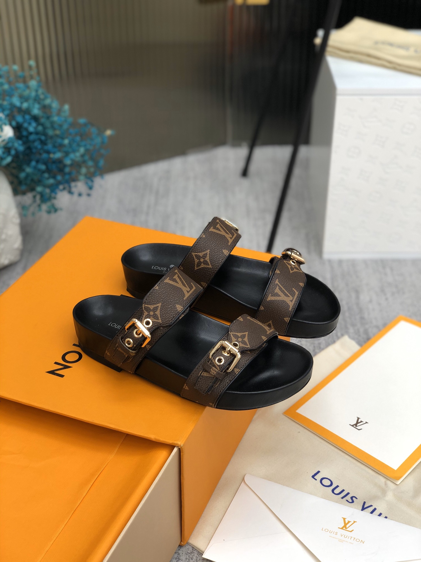 LV Fashionable Classic Versatile Leather Slippers