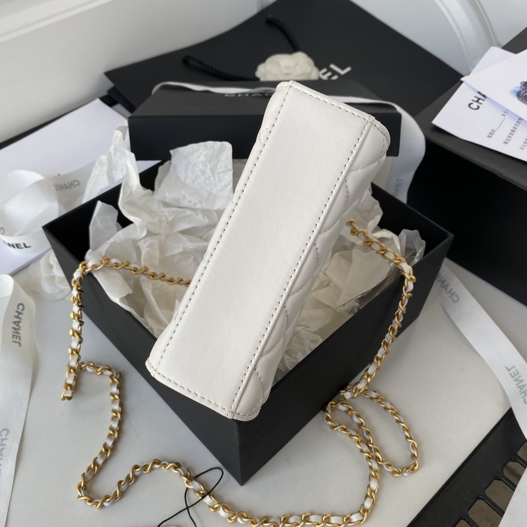 Chanel Elegant Lady's White Leather Handbag