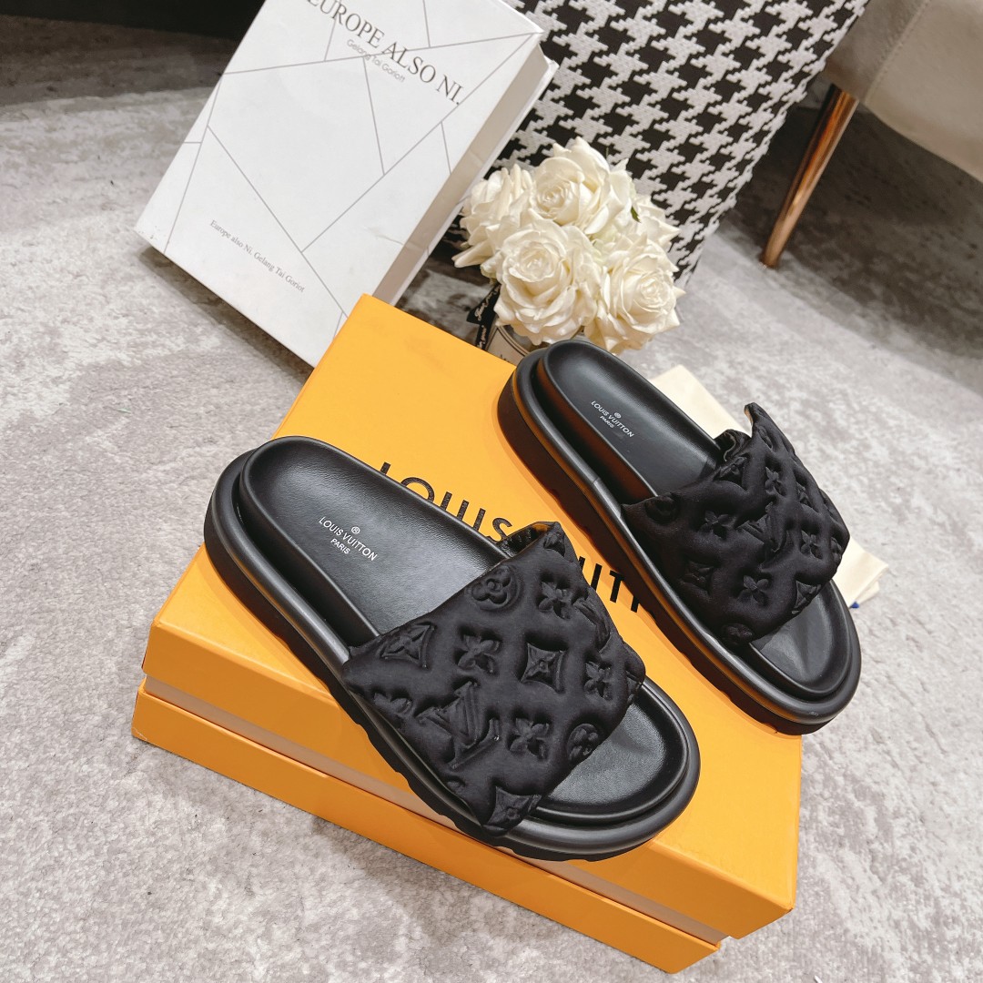 LV Fashionable Classic Versatile Leather Slippers