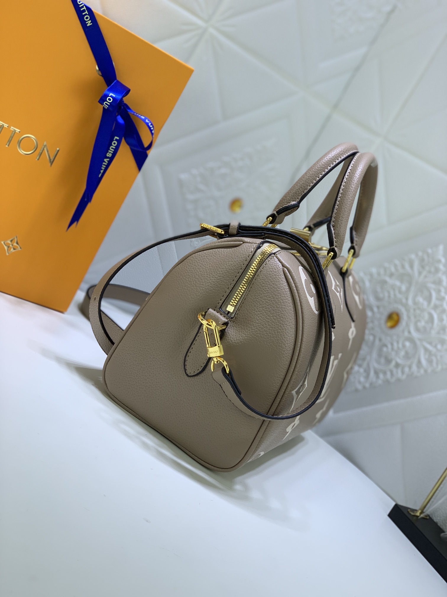 Louis Vuitton Stylish Versatile Leather Crossbody/Shoulder Bag