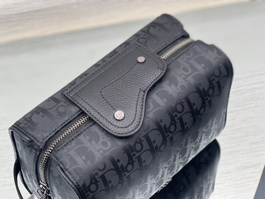 DIOR Lingot Toiletry Bag