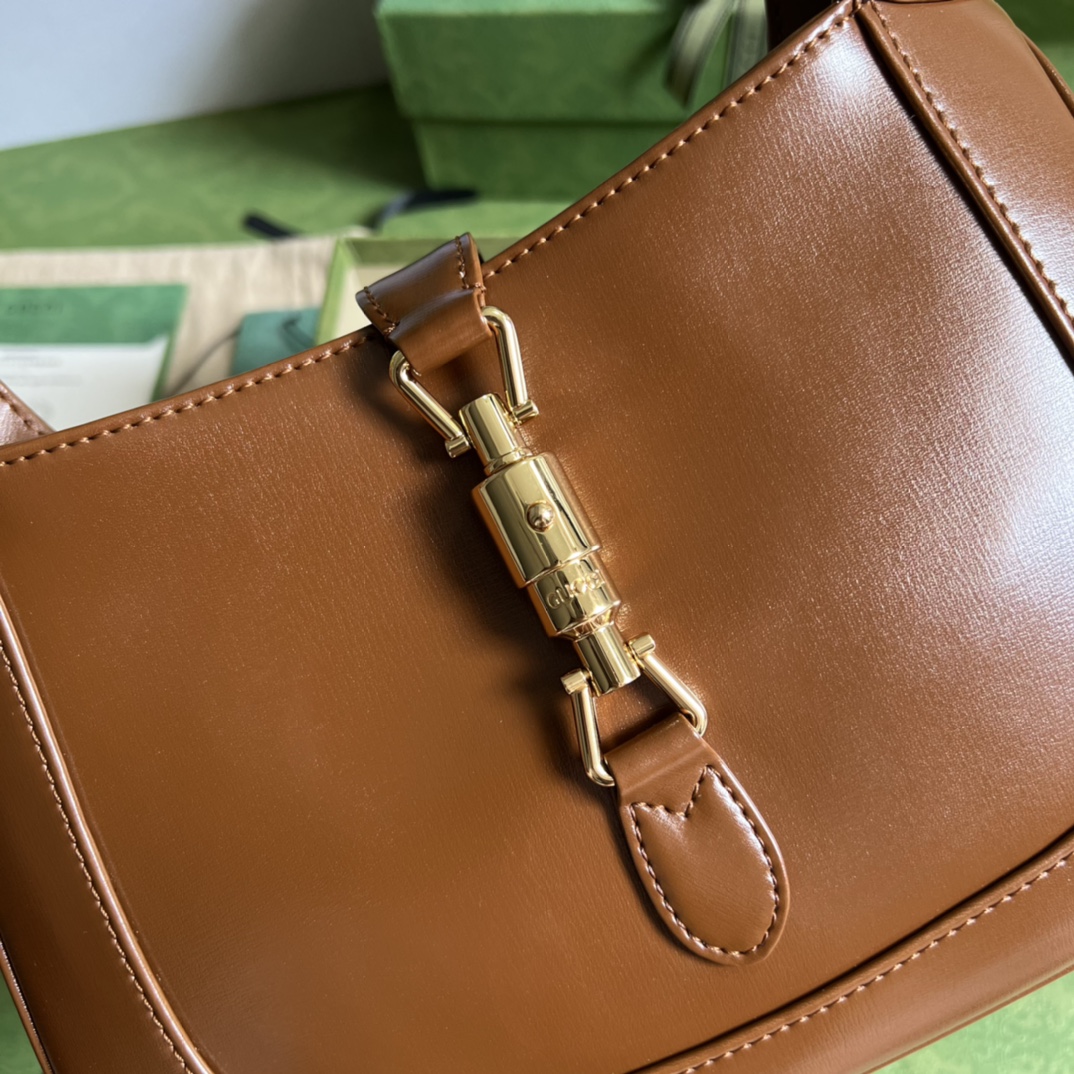 Gucci Classic Vintage Leather Underarm Handbag with Modern Touch