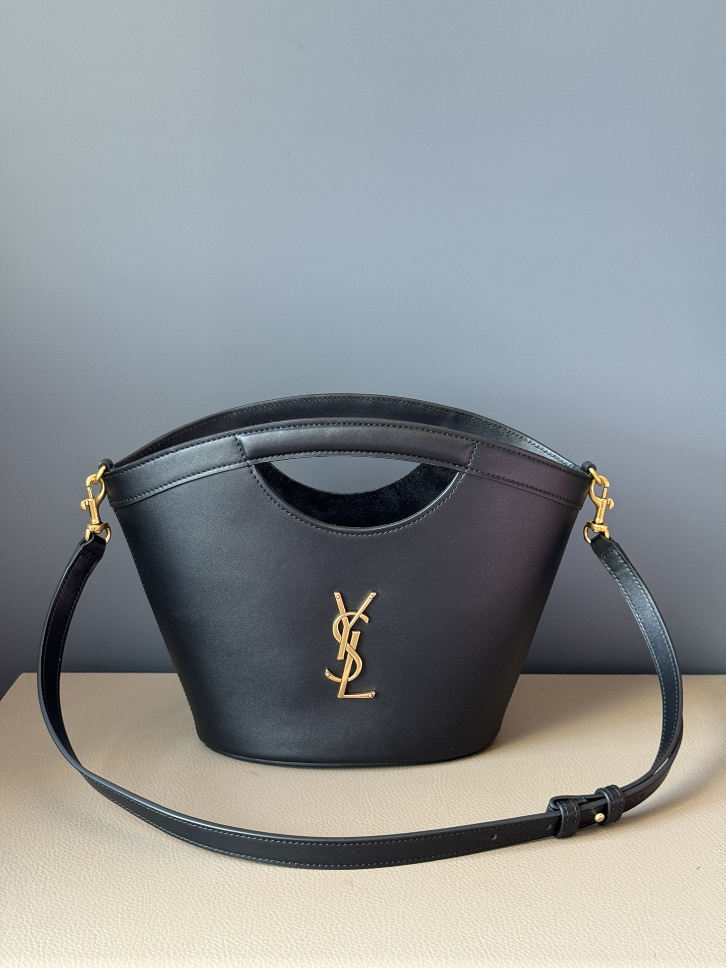 Saint Laurent Refined NEW SHAPE Leather Tote Bag