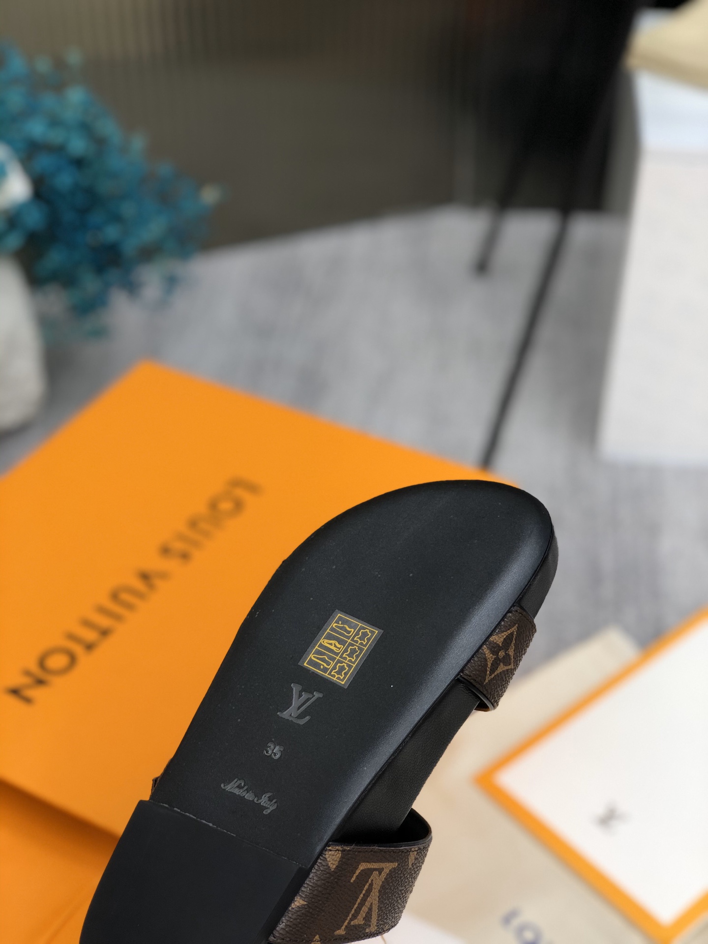 LV Fashionable Classic Versatile Leather Slippers