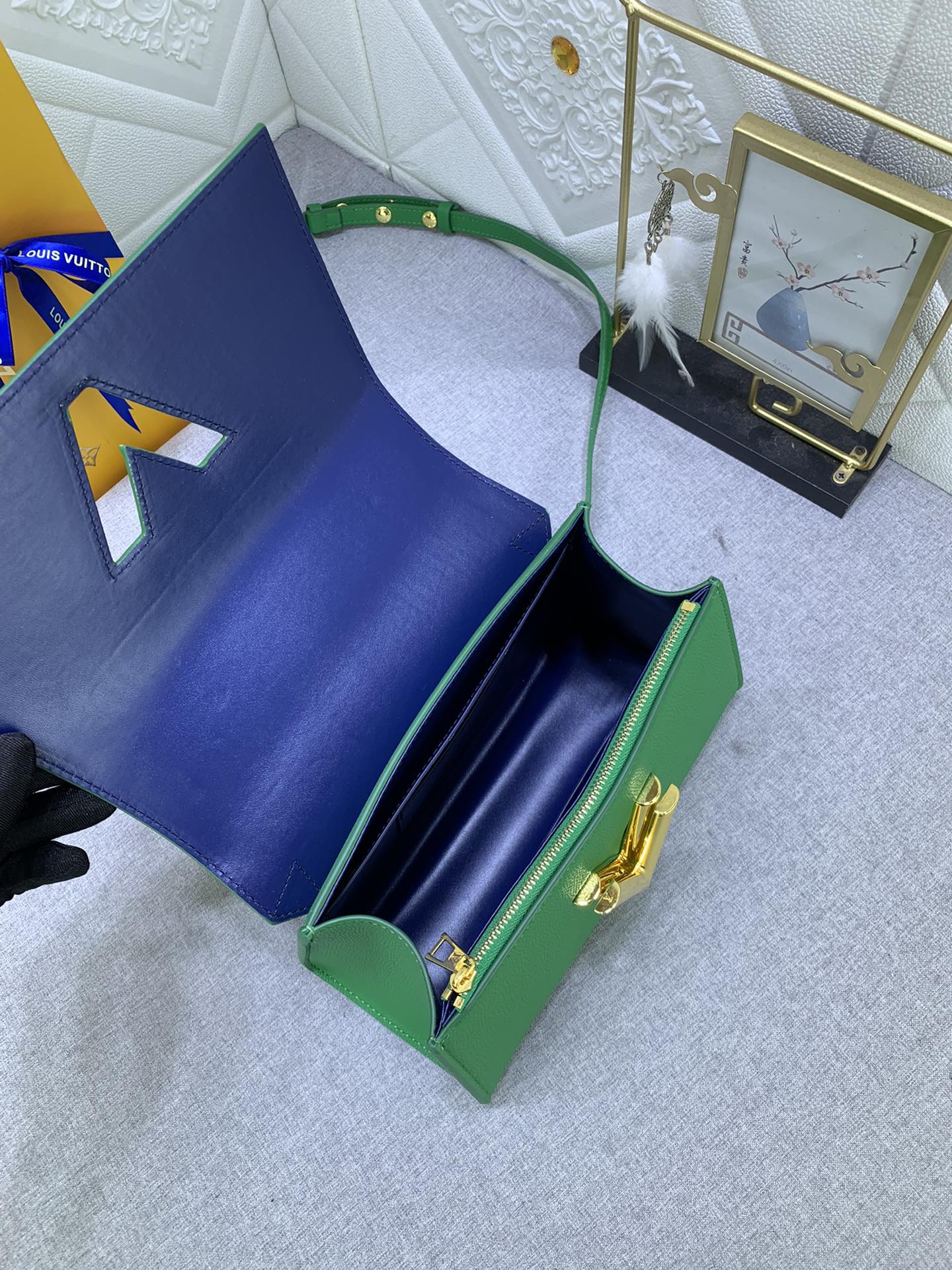 Louis Vuitton Stylish Versatile Leather Crossbody/Shoulder Bag