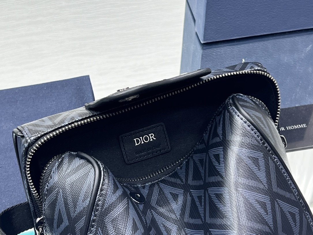 DIOR Lingot Toiletry Bag