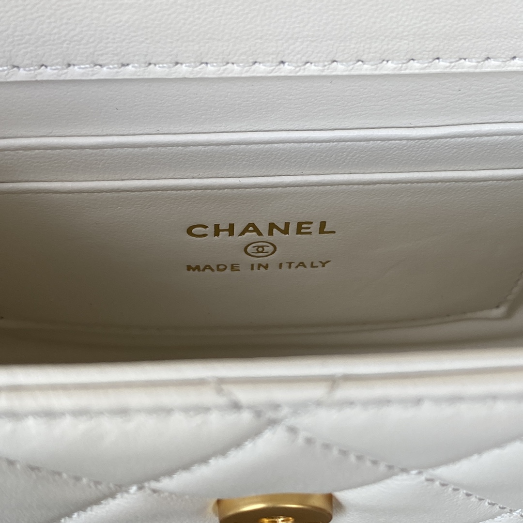 Chanel Elegant Lady's White Leather Handbag