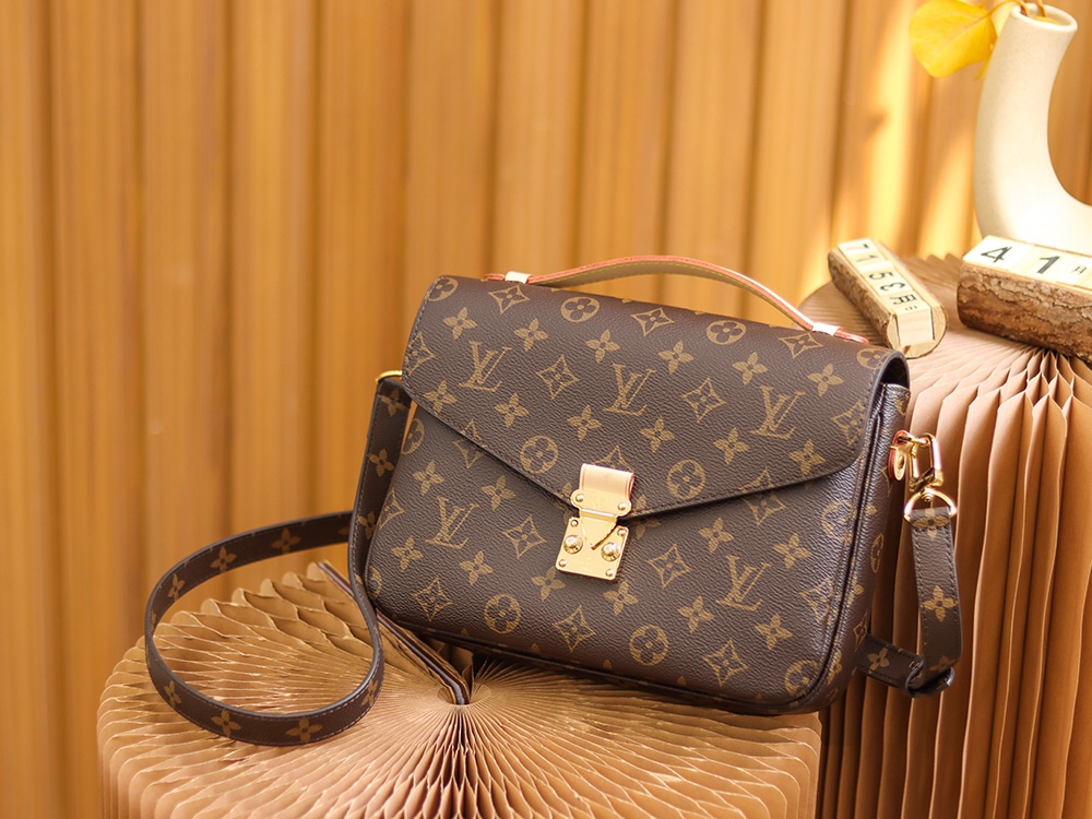 Louis Vuitton Classic Vintage-Inspired Crossbody/Shoulder Bag