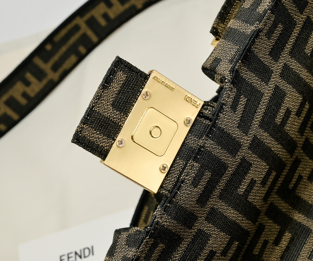 Fendi Baguette Multi-Pocket Handbag