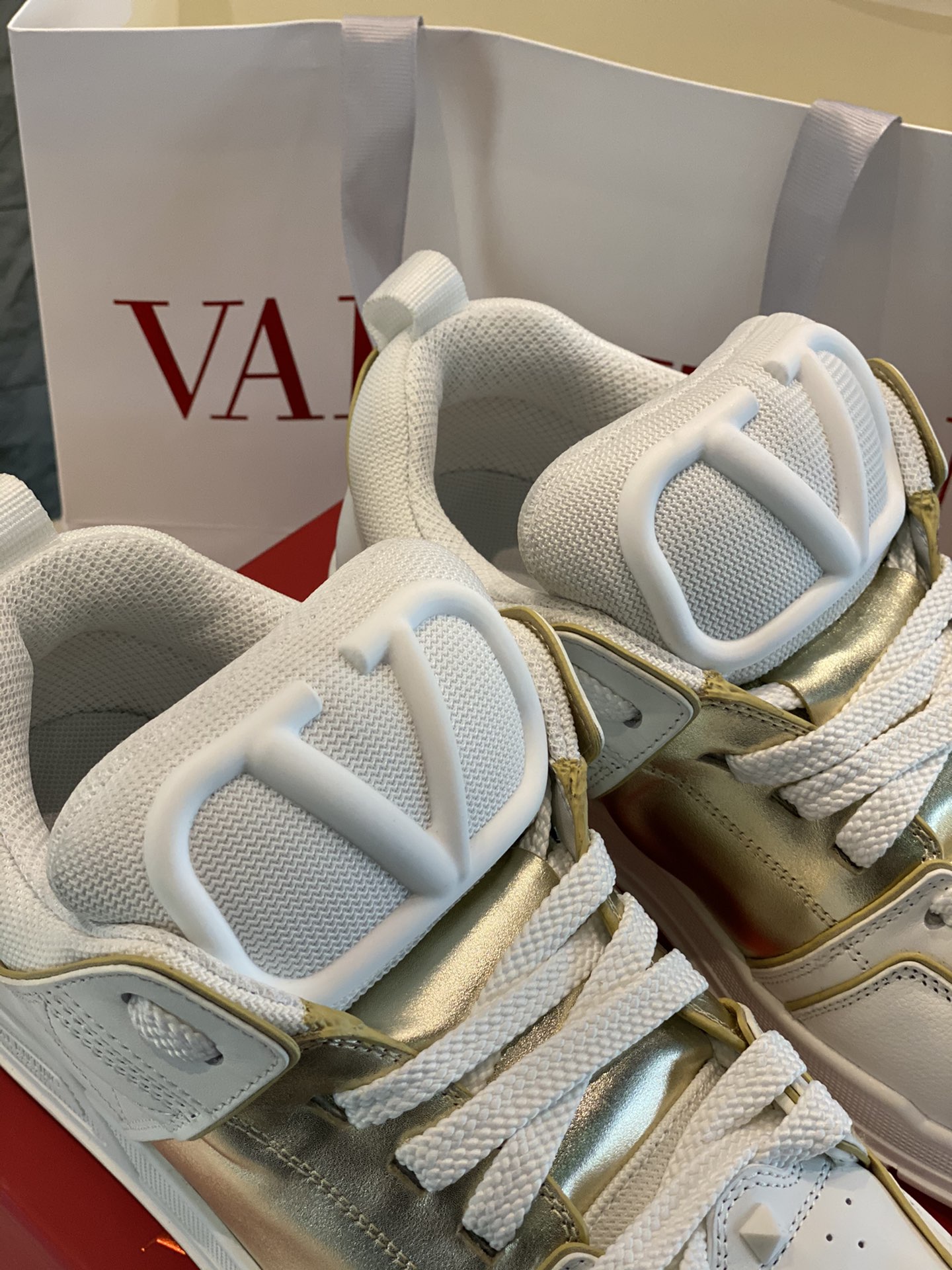 Valentino ONE STUD Calfskin Lace-Up Sneakers